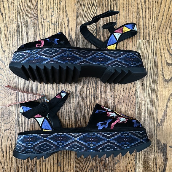 Farm Rio Black Closed Toe Platform Sandal - Picture 3 of 9